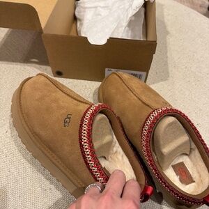 UGG Kids Tazz Chestnut Size 6